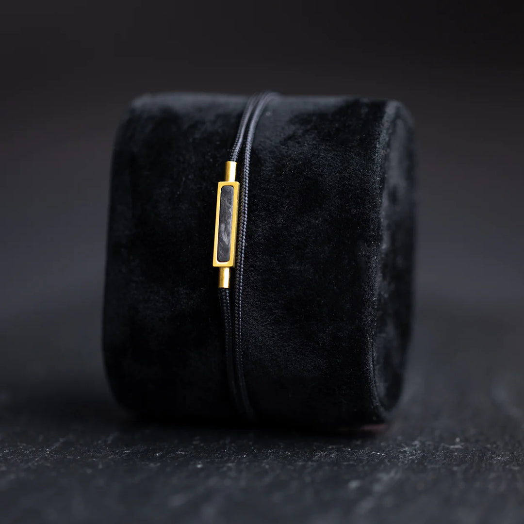 Nylonarmband schwarz, 1,5 mm, Carbonfaser-Finish vergoldet